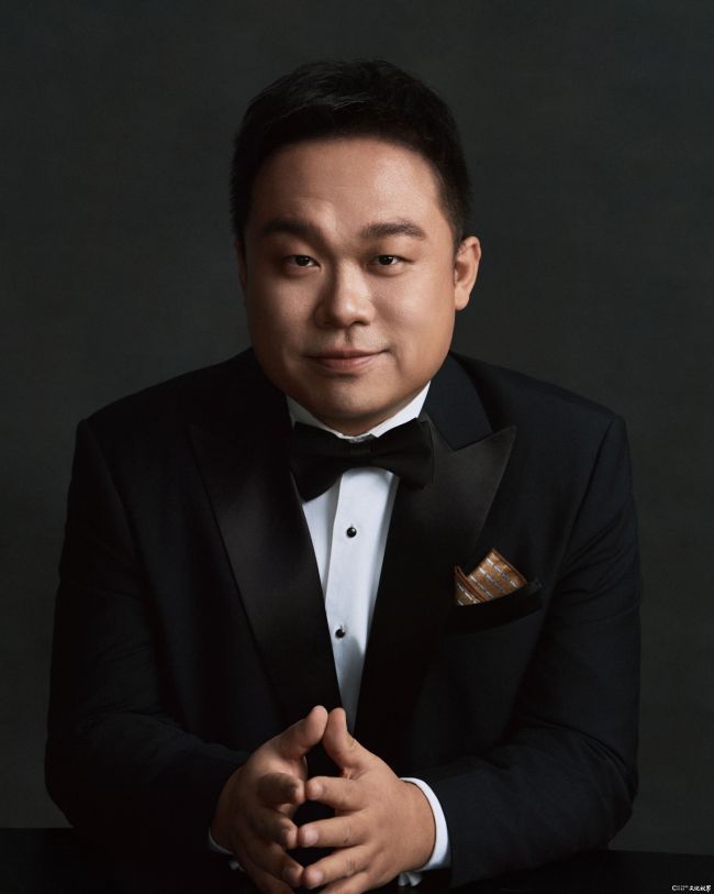 中文版《塞维利亚理发师》在福州上演,低男中音歌唱家李鳌完美演绎巴尔托罗,成就喜剧与声乐的绝妙融合