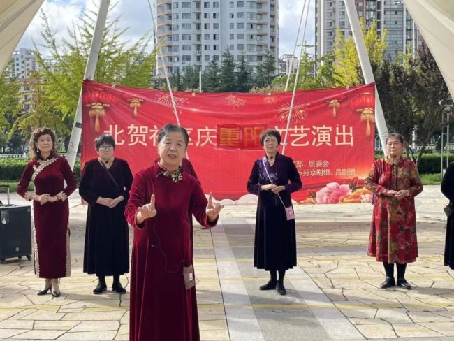 烟台莱山区：“庆重阳·敬老情”文艺汇演温情上演，传统戏曲唱响敬老主旋律