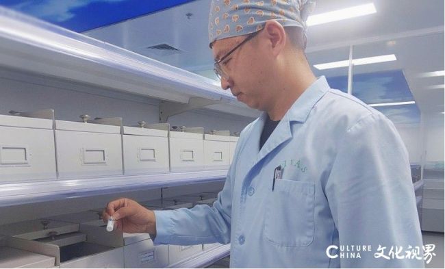 点滴匠心守“生命通道”——记泰安市中心医院高新院区静配中心药师逯恒