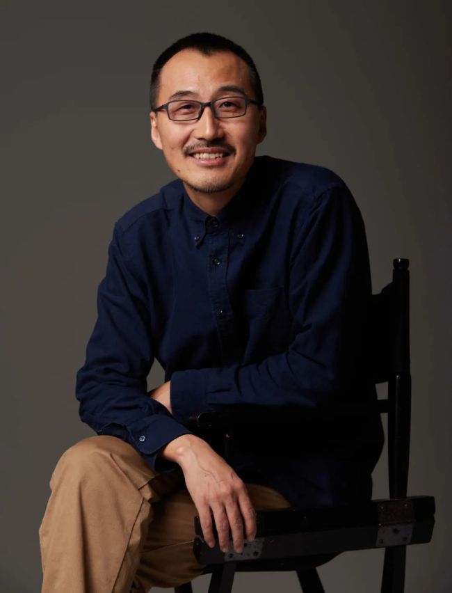 刘坚·时间中的肖像 | 多元的表现手法赋予作品以丰富的层次感和情感深度