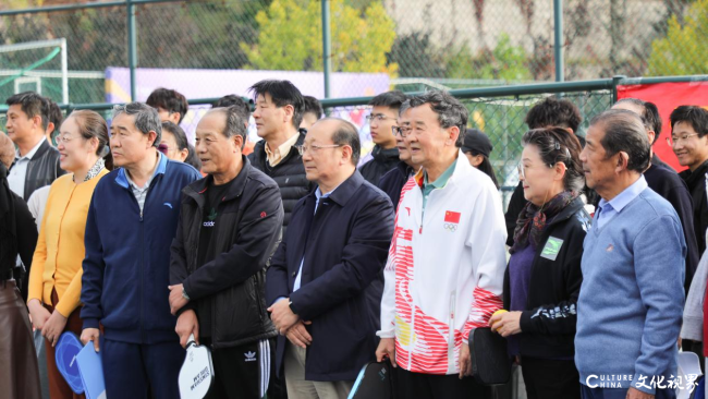 让尊老敬老美德在恒星校园传承——青岛恒星科技学院举办“重阳节匹克球”主题活动