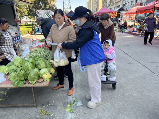 宣传进市场 环保促文明‌——青岛城阳区小城之春便民市场开展垃圾分类宣传活动