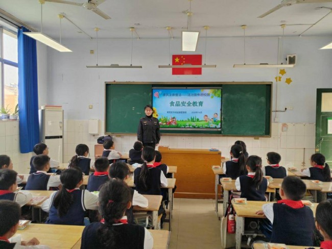 济南市莱芜区市场监管局开展法治宣传进校园活动 新莱芜  08:16  为深入推动法治宣传教育法贯彻实施，10月31日，济南市莱芜区市场监管局按照“谁执法谁普法”的普法责任制规定，开展法治宣传进校园活动。    食品安全是市场监管局的重要职责之一，为提高青少年食品安全意识，普法工作人员走进花园学校课堂，为学生们讲解了一堂生动实用的校园食品安全课。课堂上，工作人员详细介绍了校园食品安全的重要性、常见食品安全隐患、垃圾食品的危害性以及如何注意食品安全。    活动最后，工作人员与学生进了互动。“今天你学到了什么？”“选购食品要注意什么？”“碳酸饮料中含有碳酸，饮用后会和身体里的钙形成碳酸钙，造成钙的流失，我就长不高了”“在购买食品时，要看食品的生产日期、保质期”“以后我要少吃垃圾食品，要不然就会变胖”⋯⋯同学们结合课堂所学踊跃举手、争相抢答。  此次普法活动成效显著，同学们在轻松愉快的氛围中收获了宝贵的食品安全知识，认识了校园食品安全的重要性，增强了辨别不安全食品的能力。