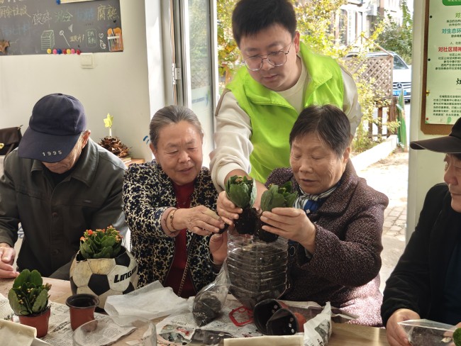 垃圾分类新时尚 低碳重阳共安康——青岛城阳区举办10月份生活垃圾分类主题活动