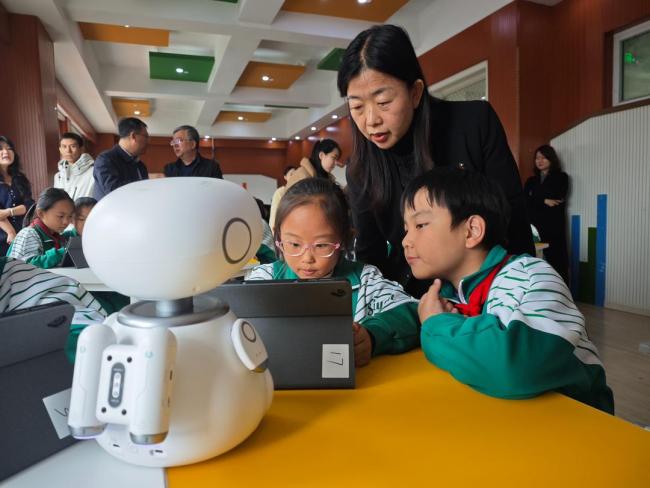 德州首个小学“AI创未来”工作室揭牌成立