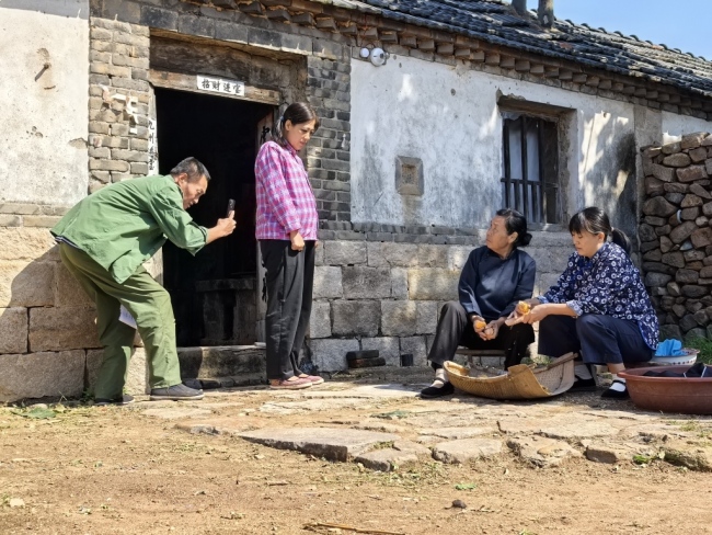 村民又用一部手机拍出爆款短剧,上线一天播放量超1500万