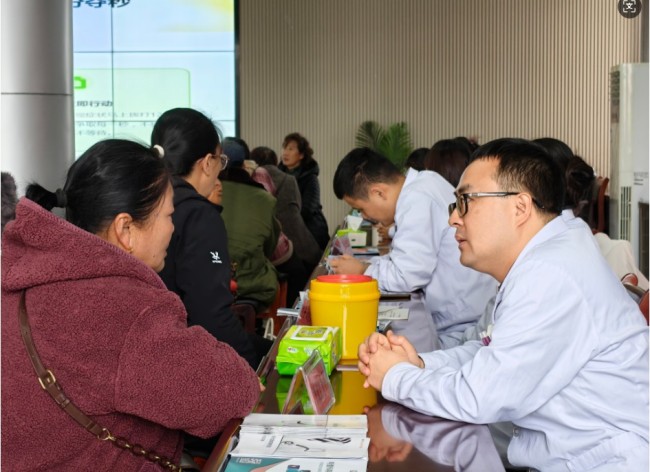 专家来到家门口，健康服务“零距离”！莱山这场公益义诊暖人心