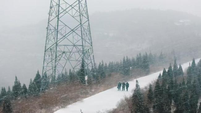 雪覆泉城“冻”真章，供电逆行守光明——济南供电公司1400余人24小时值守应对寒潮