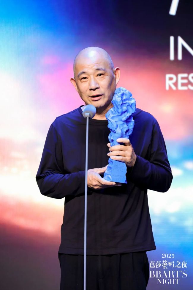 艺术家方力钧荣获芭莎艺术2025年度艺术贡献奖