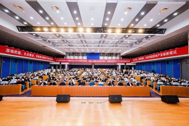 山东省房地产业协会第七次会员代表大会暨七届一次理事会昨日在济南召开，银丰地产集团董事长李斌当选为首轮轮值会长