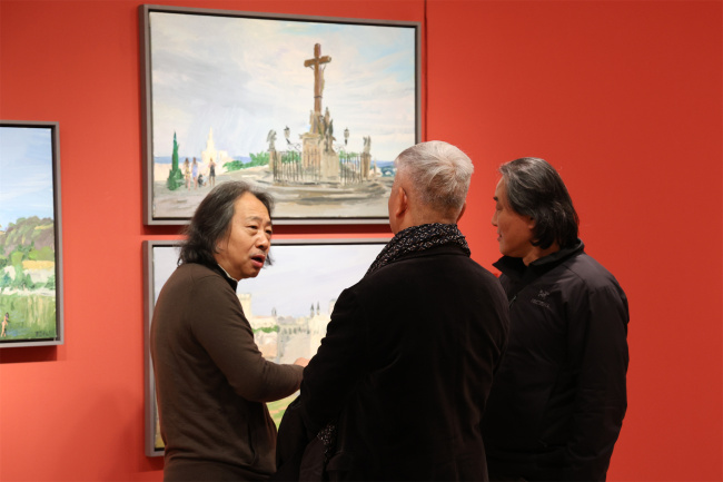 艺术家们在展览现场参观交流