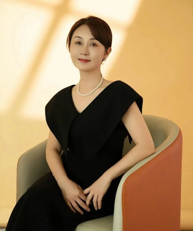 尚莹辉·《荷风漫卷》系列 | 东方美学的温润气韵下,藏着对当下生活的深度思考