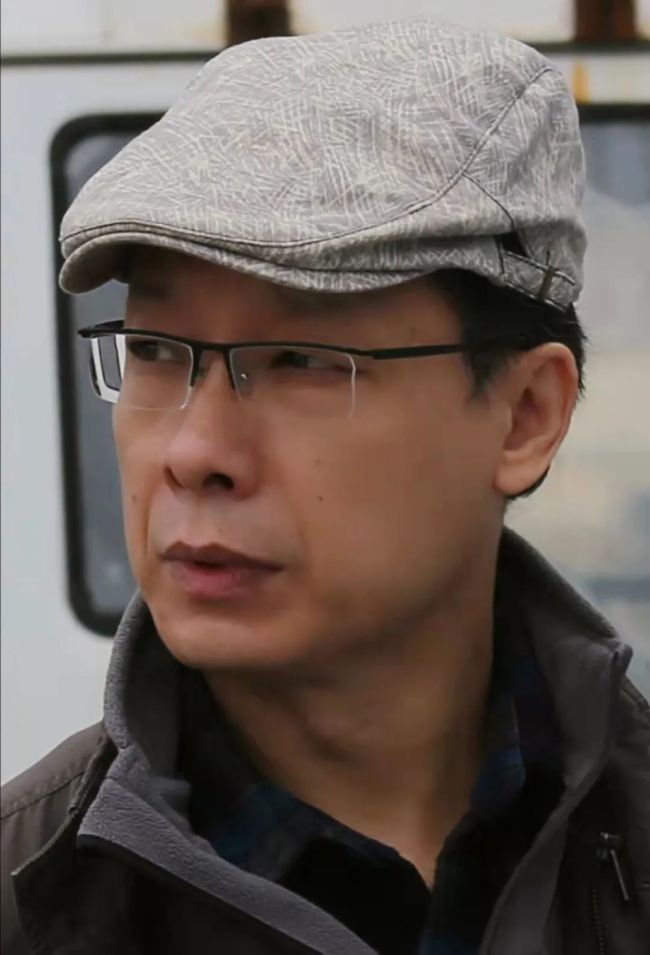 【DeepSeek谈艺】魏德君·油画 | 红瓦绿树间,色彩在海风的呼吸中流淌