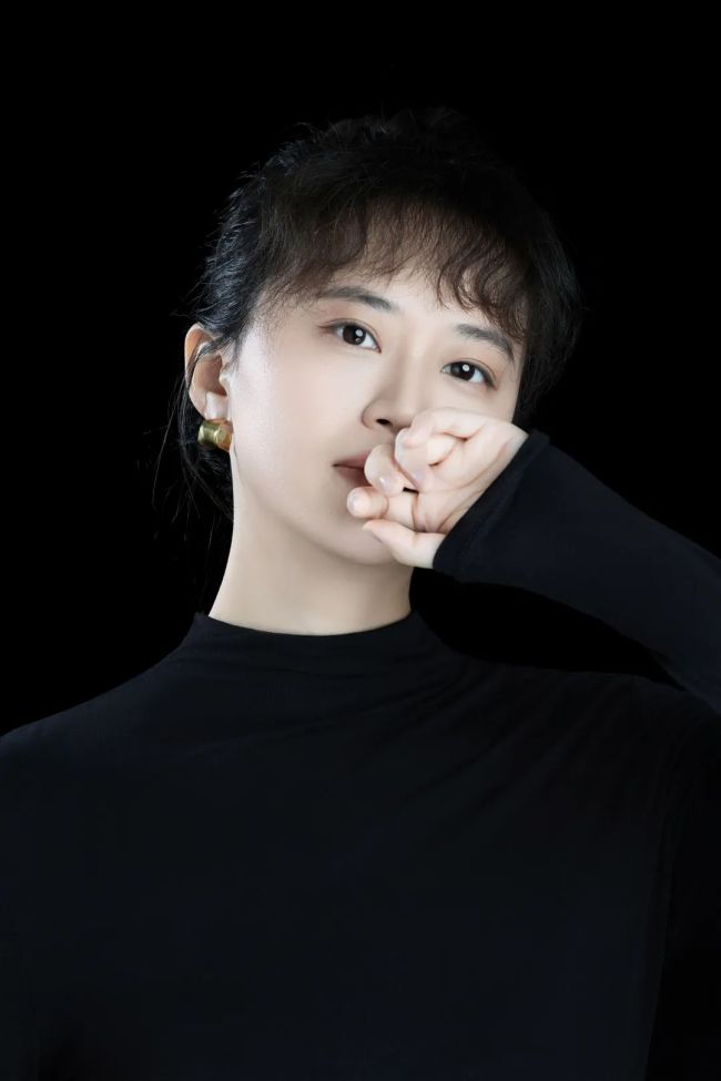 岳小飞：永远陷在青春期里的女画家