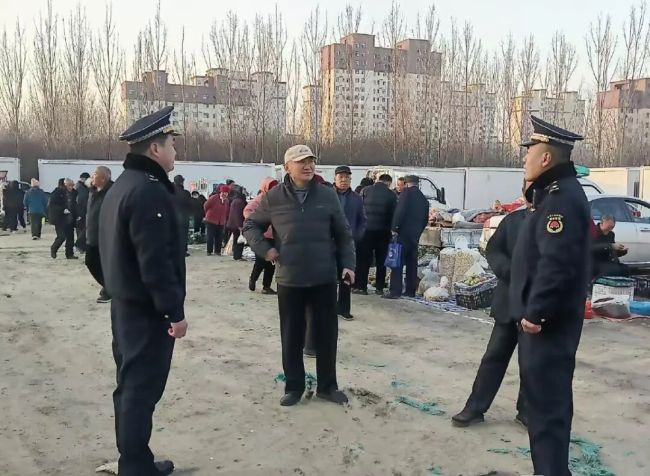 济南市莱芜区：疏堵结合整治雪湖大街占道经营 实现市容民生双赢