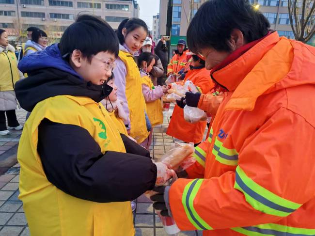 腊八暖粥润心田——济南市莱芜区温情致敬城市美容师
