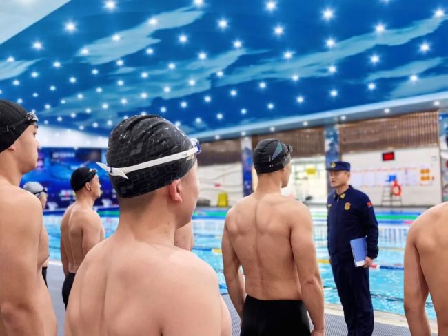 济南消防救援机动支队烟台大队组织800米游泳考核