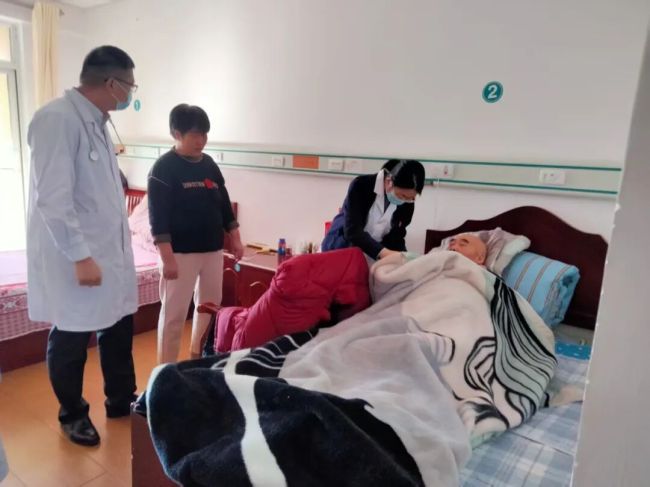 【新春走基层】暖心！烟台莱山专家来到床边，为老人“把脉”健康