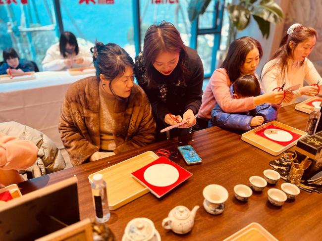 红纸翻飞年味浓!烟台莱山“美育大讲堂”剪纸迎新春