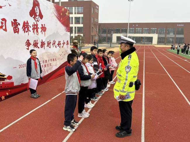 济南莱芜区交警大队：春季你开学 安全我护航