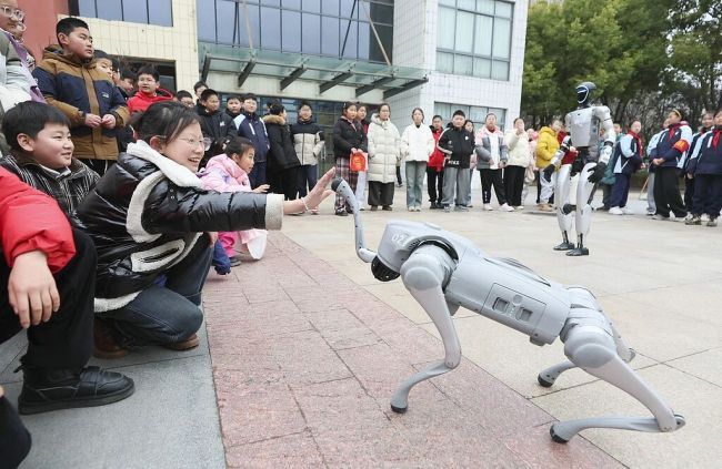 两会解读 | 从《政府工作报告》里的这些“新词”“热词”,看懂2026年中国经济新动向