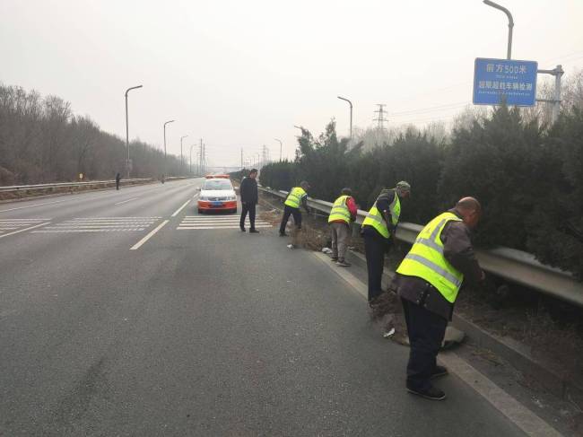 德州公路城区分中心扎实开展路域环境整治工作