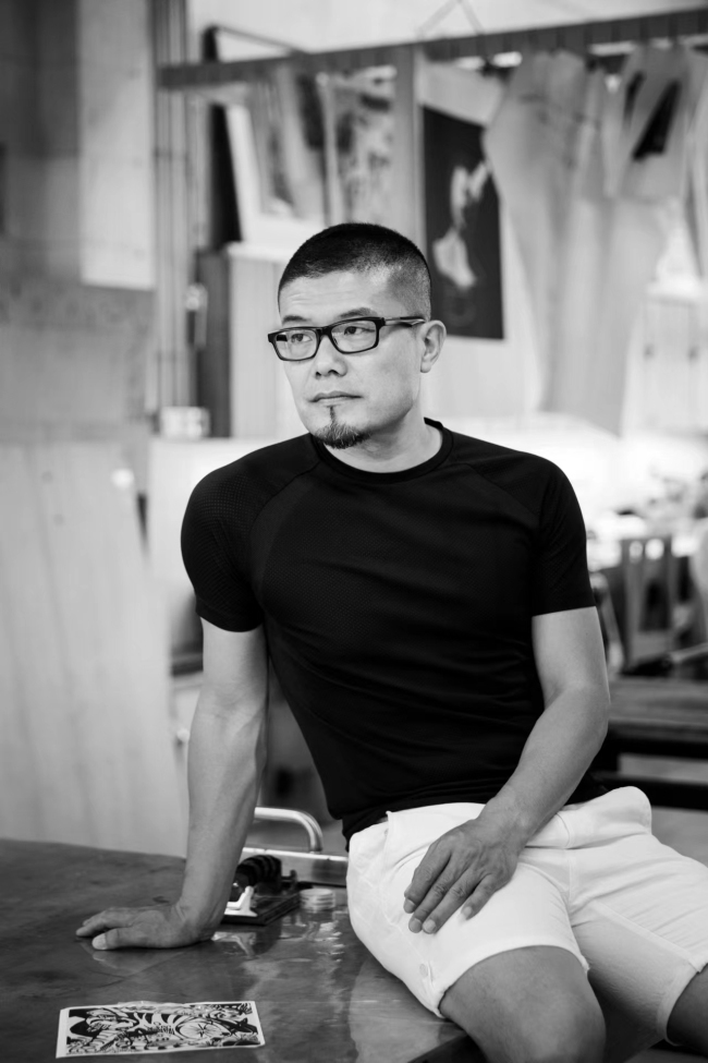 康剑飞丨在不断与木质媒介纠缠、磨合、较劲的过程中，让“木”升华为来自自然和宇宙的自我