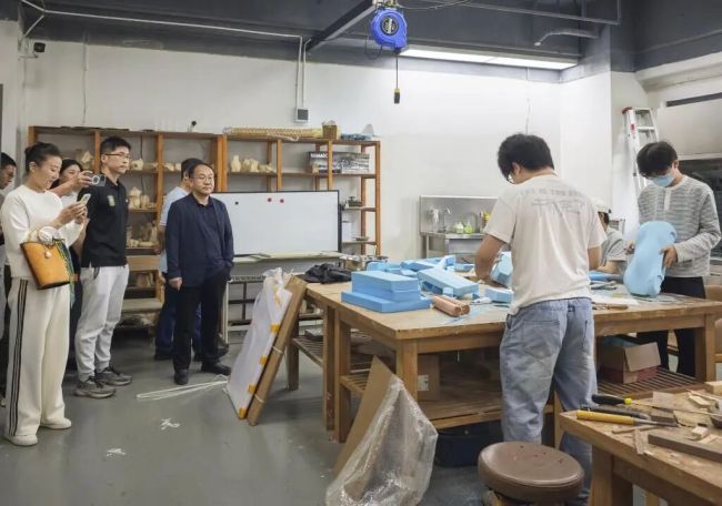 山东工艺美术学院院长董占军一行赴深圳大学、深圳科学技术馆调研交流