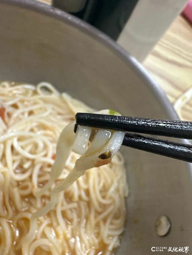 儿童餐吃出蟑螂幼虫,西贝青岛凯德店回应:证据链不全难定责,欢迎监管介入核查