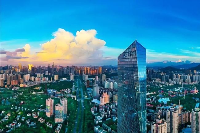 四年累亏超400亿元、“文旅+地产”双轮驱动模式失效、现金流与资产负债结构持续承压……华侨城深陷业绩泥潭