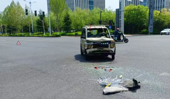 业主家老人马路遇车祸,潍坊恒信物业管家紧急驰援解危急