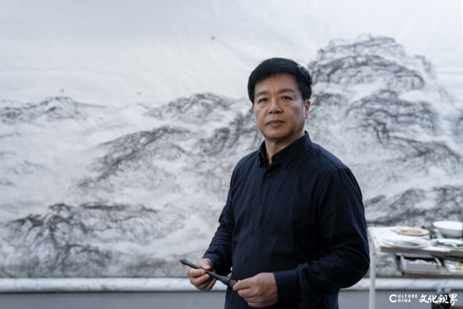 跟随徐里、祁海峰、孙黎走进“丹青铸魂——名家作品特展”，品读60余位艺术家潜心打造的抗战主题艺术精品