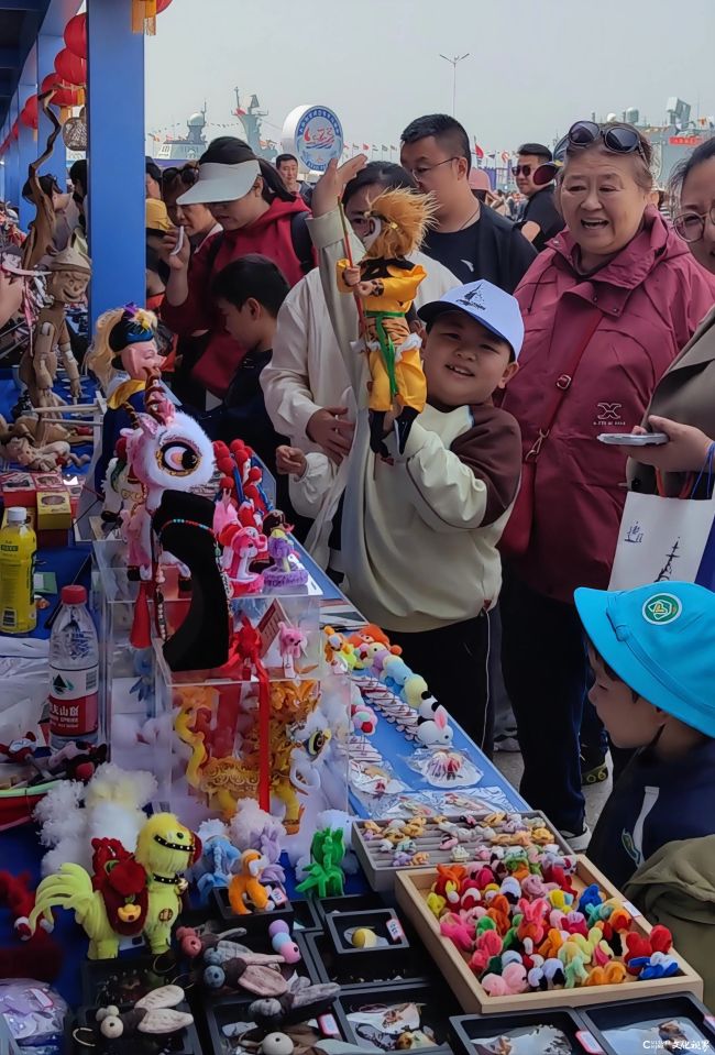 文旅交融厚植家国情怀——人民海军成立77周年纪念日活动青岛“非遗焕新”展区人气爆棚