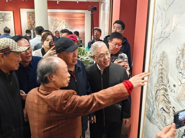 “虎啸山林静——冯大中诗书画作品展”昨日在沈阳开幕，展期至10月28日