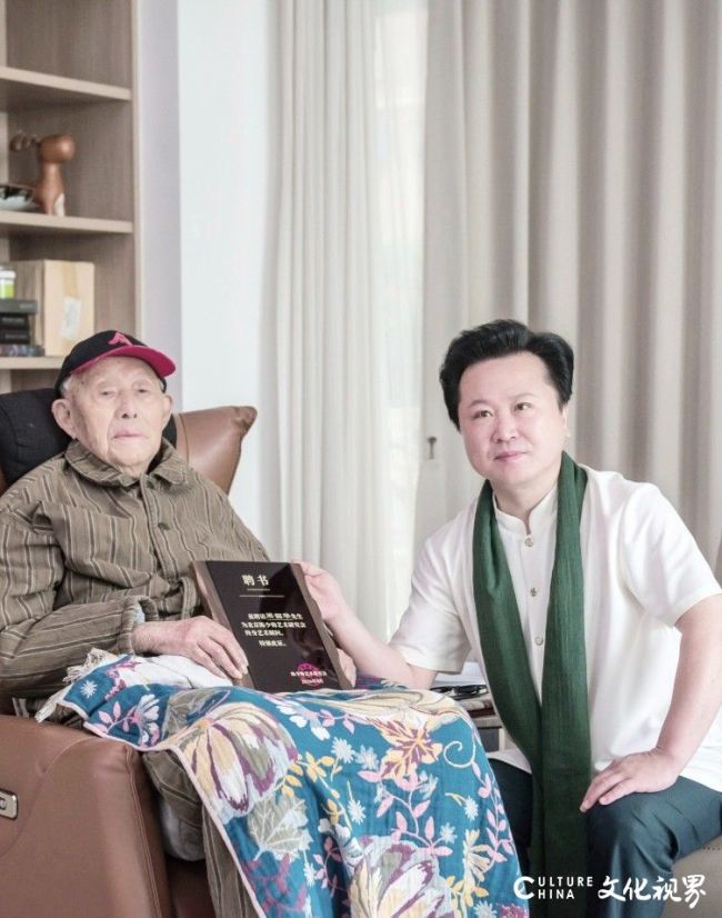 周韶华先生欣然接受聘书.jpg