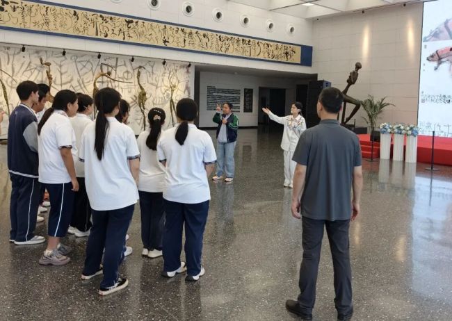 济南特殊教育中心走进济南韩美林艺术馆开展艺术研学活动