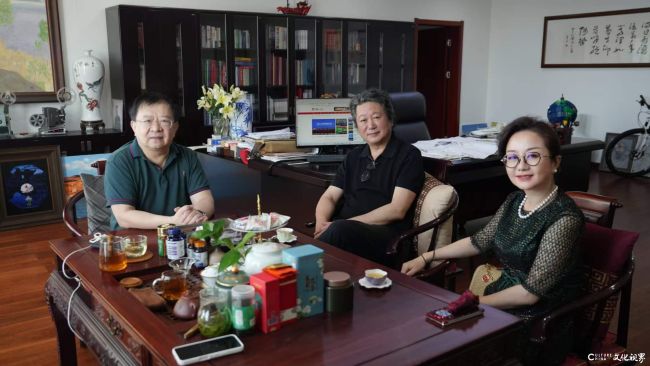 在时代褶皱里画尽人间心绪——著名画家张江舟走进文化视界
