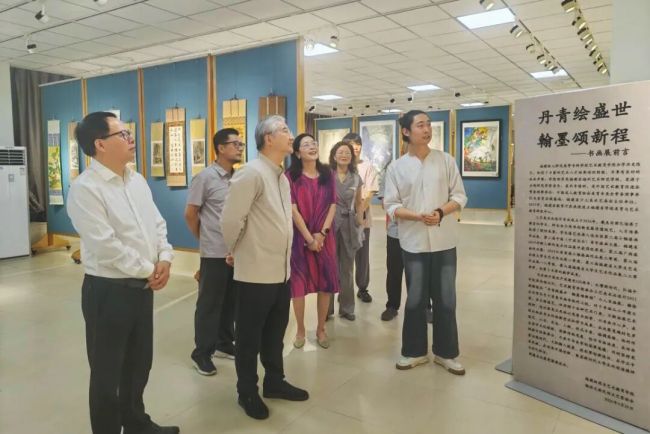 中国美协副主席王来文到福建幼儿师范高等专科学校指导学生美术作品展