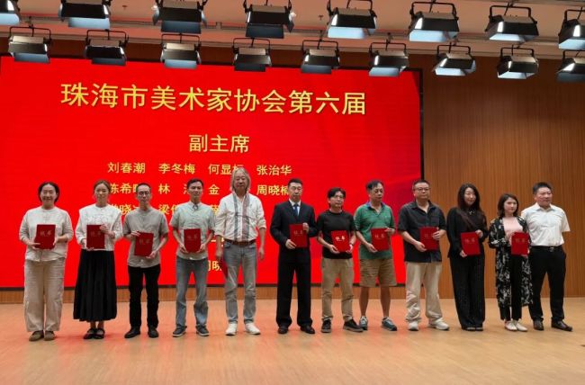 市美协第六届理事会主席刘文伟为市美协第六届理事会副主席、秘书长颁发证书.jpg