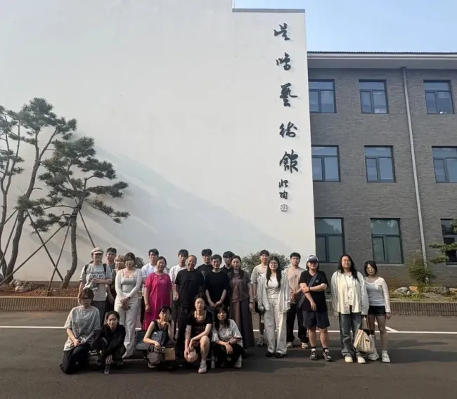 山艺设计学院教授吴咏梅带队,23级陶瓷专业学子走进吴鸣艺术馆开展研学活动