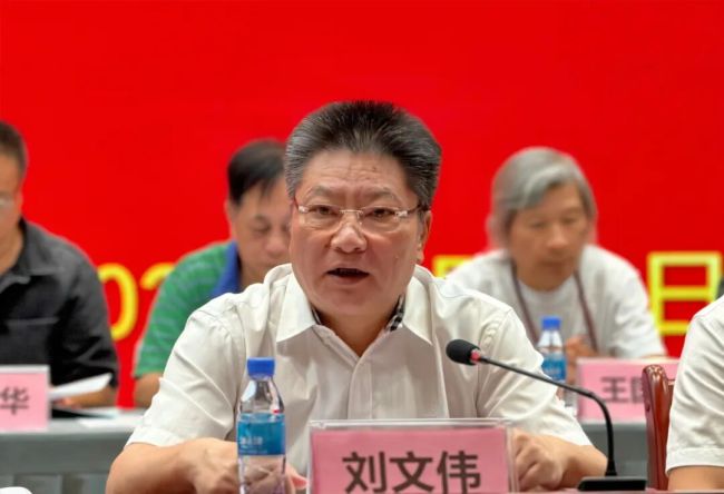 市美协第五届理事会主席刘文伟作《珠海市美术家协会第五届理事会工作报告》.jpg