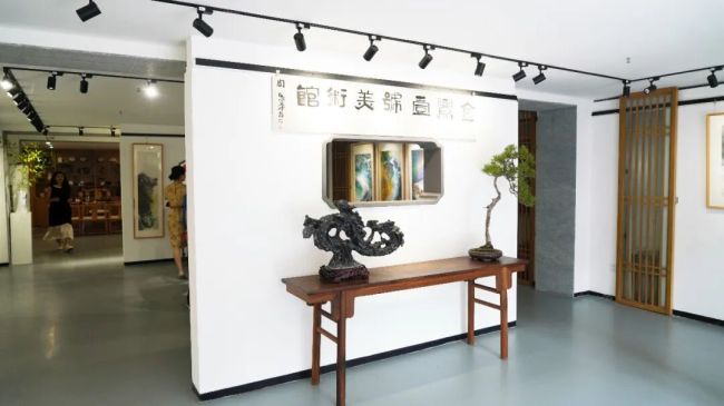 “那一抹蓝——郑忠水墨画大赏”昨日在潍坊开幕,展期至7月17日