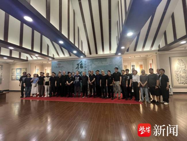 “江苏省国画院系列学术邀请展·孙宽中国画作品展”昨日在南京开幕,展期至6月29日