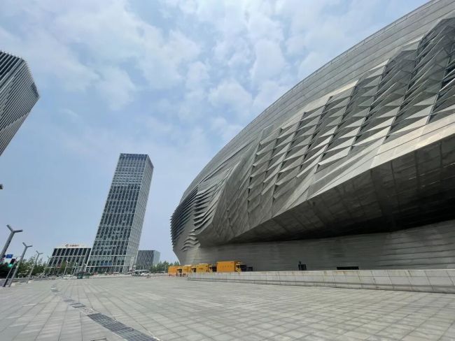 夏季达沃斯论坛 | 新领军者艺术展在大连启幕,笔墨丹青赋能世界级经济盛会