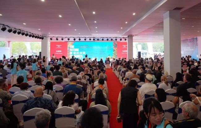 “瓷的未来——2026景德镇国际陶瓷艺术双年展”昨日在景德镇陶瓷大学美术馆开幕