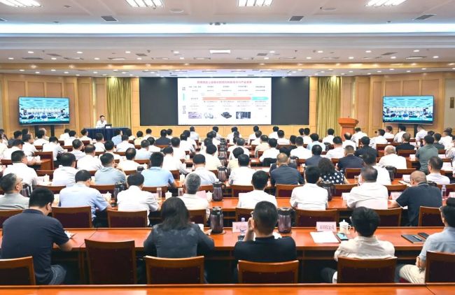 第50期潍坊干部大讲堂暨市委理论学习中心组集体学习举行