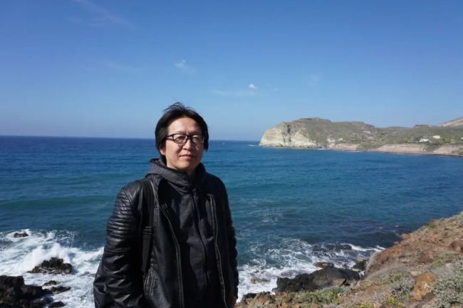 僵硬木讷的身体表情，夸张笨拙的四肢形体——赵培智画中“沉默的形状”透露着内心的期许