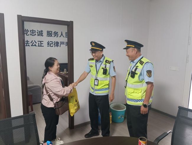 暖心服务护归途 德州交通执法人员温情守护旅客出行