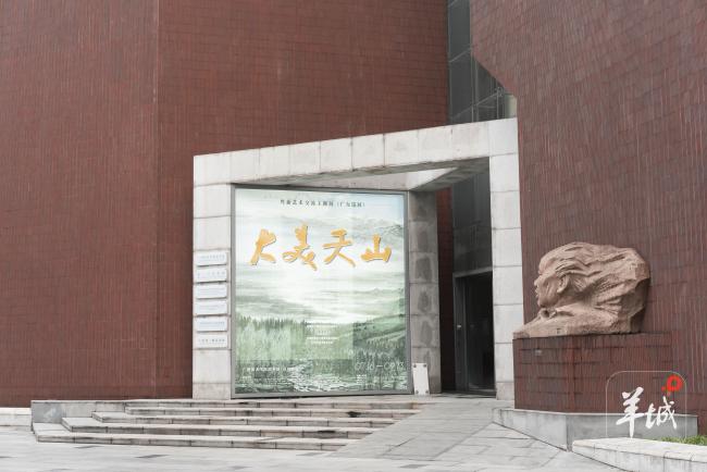 走进“大美天山:粤新艺术交流主题展(广东巡展)”,跟随蔡拥华一起解锁巨制《大美天山》创作全过程