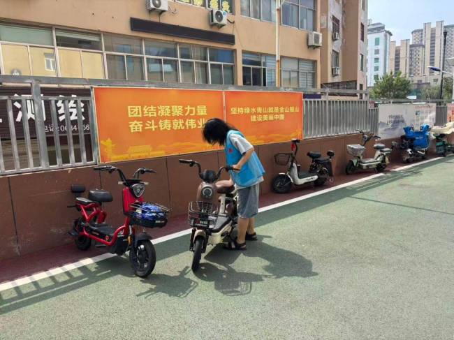 济南莱芜：整治占道停放乱象 守护暑期出行安全